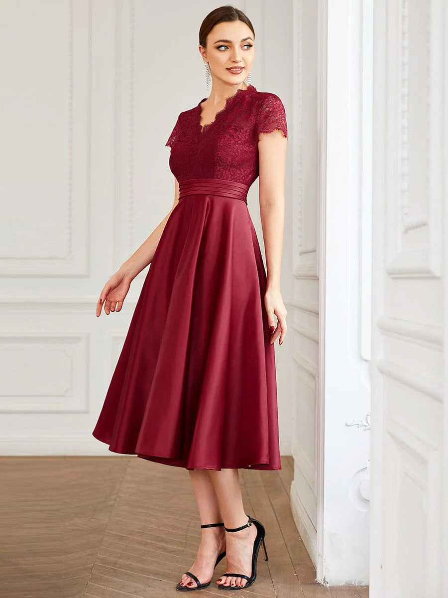 Elegantes Midi-Abendkleid mit V-Ausschnitt und gestickter Blume und kurzen Ärmeln 40400 #farbe_burgundy