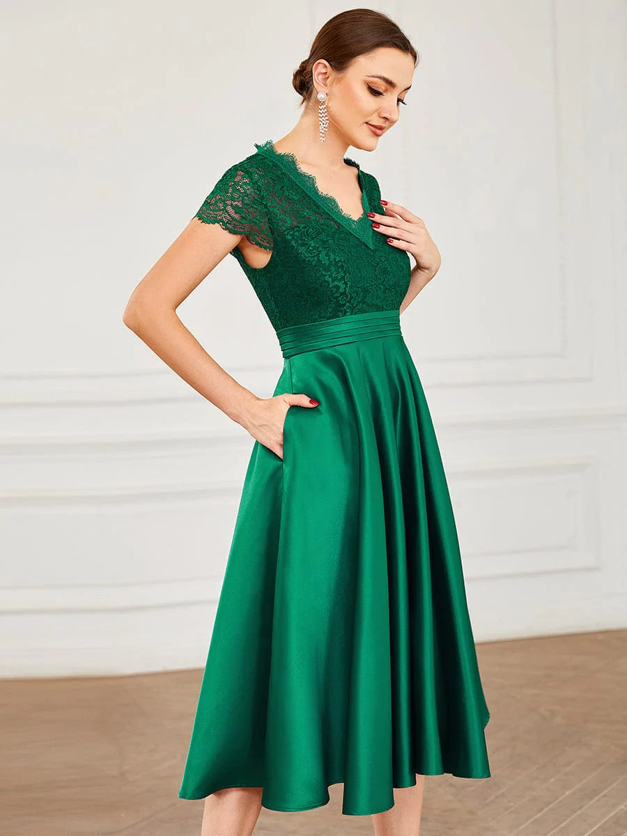 Elegantes Midi-Abendkleid mit V-Ausschnitt und gestickter Blume und kurzen Ärmeln 40400 #farbe_dunkel gruen