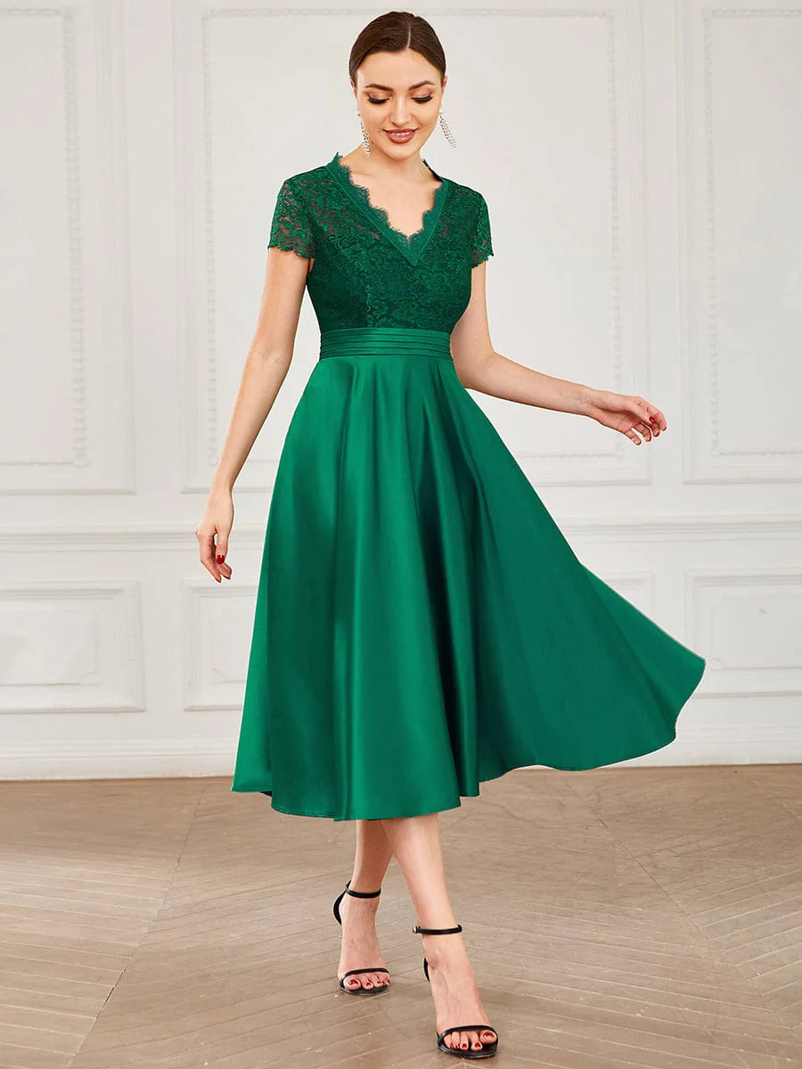 Elegantes Midi-Abendkleid mit V-Ausschnitt und gestickter Blume und kurzen Ärmeln 40400 #farbe_dunkel gruen