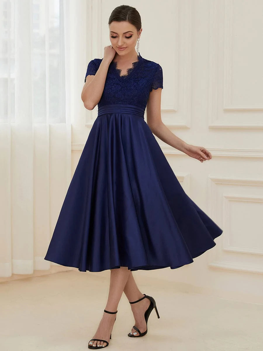 Elegantes Midi-Abendkleid mit V-Ausschnitt und gestickter Blume und kurzen Ärmeln 40400 #farbe_navy blau