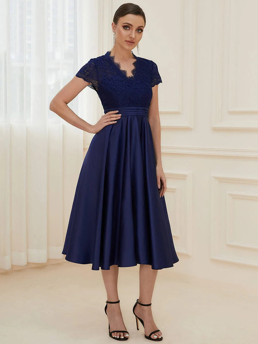 Elegantes Midi-Abendkleid mit V-Ausschnitt und gestickter Blume und kurzen Ärmeln 40400 #farbe_navy blau